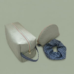 Ensemble de voyage artisanal La Petite Promenade avec trousse de toilette et pochette en coton vert sauge.