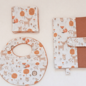Coffret cadeau naissance L'Appel de la Forêt avec bavoir, protège carnet de santé et lingettes en coton bio.