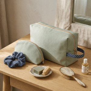 ue intérieure d'une trousse de toilette avec 4 poches de rangement et doublure en coton imprimé bleu.