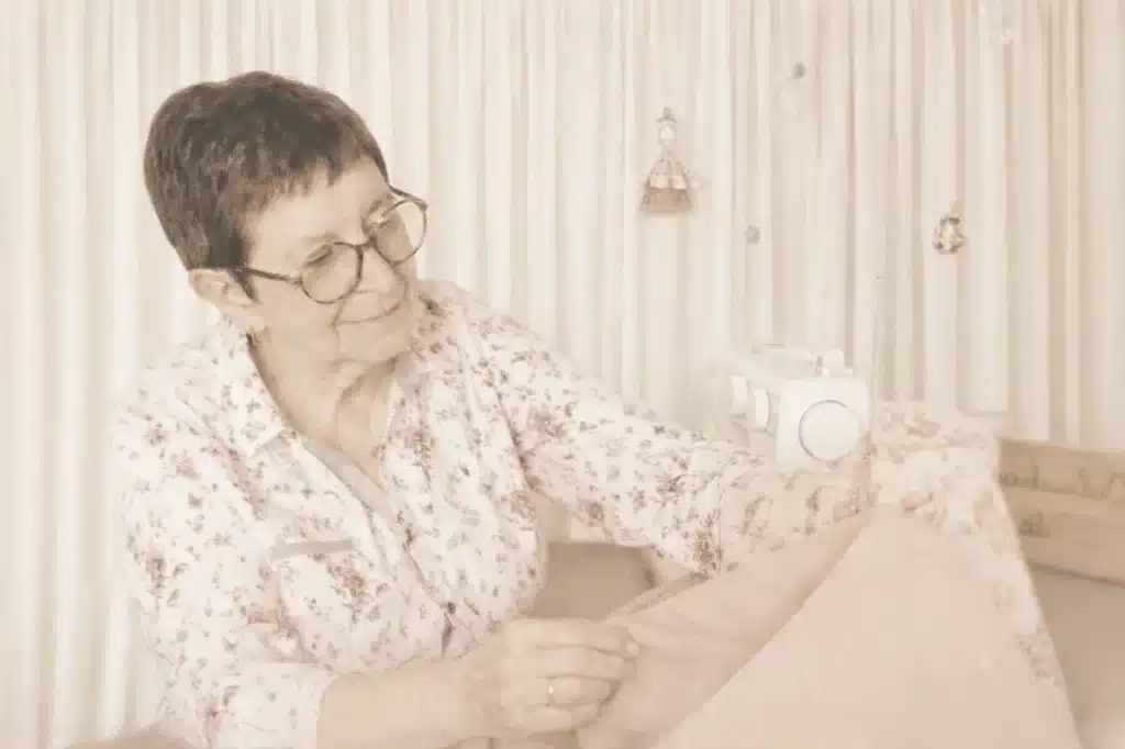 Mamily, créatrice artisanale, travaillant à la machine à coudre sur ses créations faites main