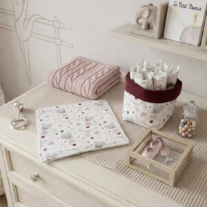 kit-bebe-zero-dechet-lingettes-bambou Coffret naissance "Le bal des souris" avec panier textile, 7 lingettes lavavles et une petite serviette posé sur une commode.