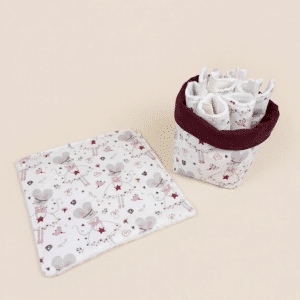 Détail du kit toilette bébé "Le bal des souris" comprenant un panier de rangement rempli de lingettes en bambou et une débarbouillette carrée de 20cm.