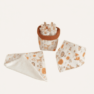 Ensemble bébé en coton bio motif forêt comprenant un bandana, une débarbouillette et un panier avec 7 lingettes lavables en bambou.
