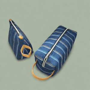 Intérieur doublé moutarde de la trousse Baroudeur montrant les 4 poches de rangement et des accessoires de voyage.