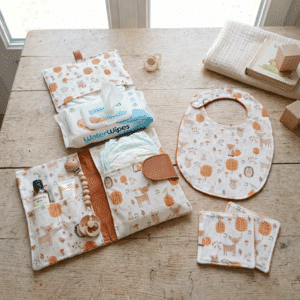 Vue intérieure de la pochette à langer nomade avec compartiments pour lingettes, couches, produits d'hygiène et attache-tétine.