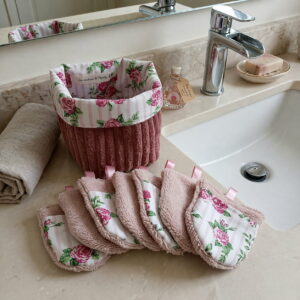 kit-demaquillage-lavable-salle-de-bain-chic Kit de démaquillage réutilisable Poudré Floral posé sur le bord d'un lavabo dans une salle de bain moderne.