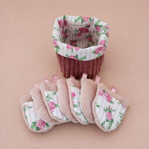 Panier en velours côtelé rose poudré avec 7 lingettes gants démaquillantes en coton fleuri et éponge de bambou.