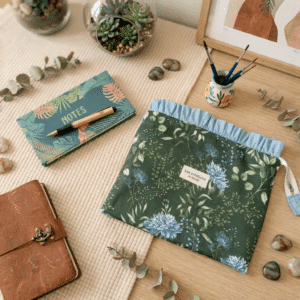 Intérieur d'une pochette tablette avec 3 compartiments de rangement pour tablette, carnet et téléphone portable.