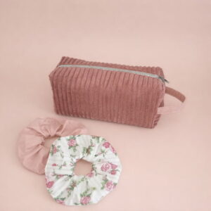 Vue studio d'une trousse de toilette en velours à grosses côtes rose poudré avec deux chouchous faits main.
