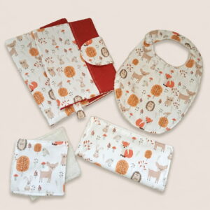 Coffret cadeau de naissance fait main composé d'un bavoir, d'un protège-carnet de santé et de lingettes en coton biologique motif animaux de la forêt."