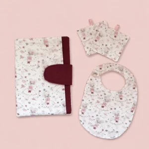 Coffret cadeau de naissance pour bébé : pochette nomade, bavoir et lingettes lavables motif souris danseuses."