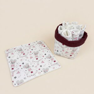 Détail du kit toilette bébé "Le bal des souris" comprenant un panier de rangement rempli de lingettes en bambou et une débarbouillette carrée de 20cm.