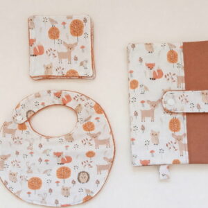 Coffret cadeau naissance L'Appel de la Forêt avec bavoir, protège carnet de santé et lingettes en coton bio.