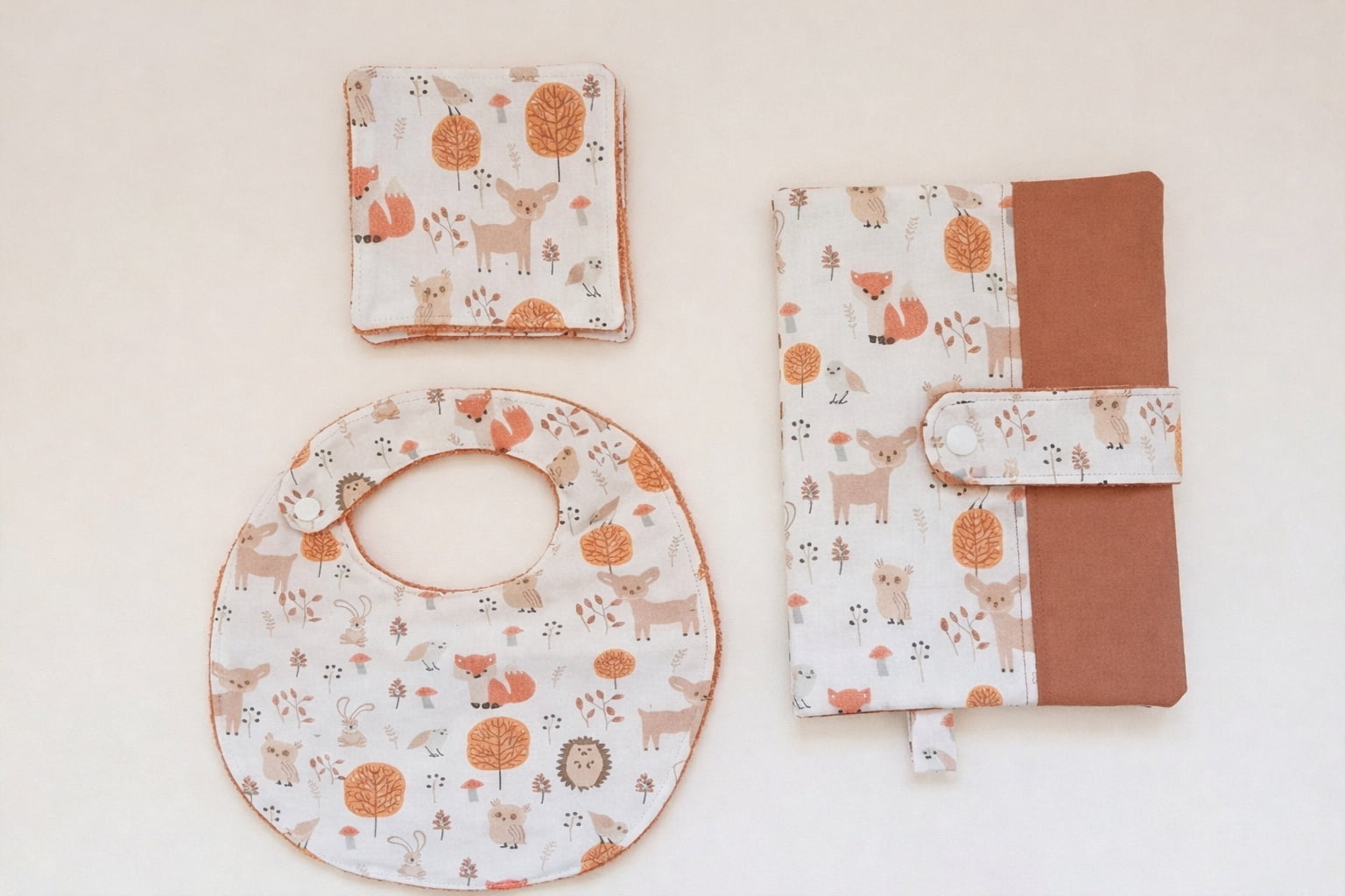 Coffret cadeau naissance L'Appel de la Forêt avec bavoir, protège carnet de santé et lingettes en coton bio.