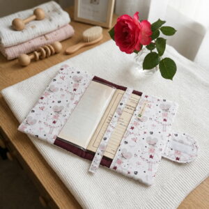interieur-protege-carnet-sante-souris Vue intérieure du protège carnet de santé montrant les rabats de rangement et le marque-page central.