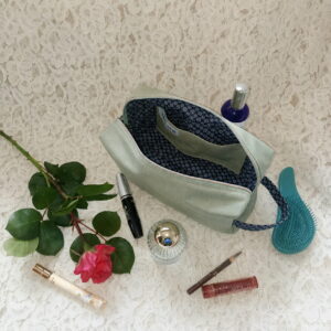 interieur-trousse-toilette-poches-imprime-bleu Vue intérieure d'une trousse de toilette avec 4 poches de rangement et doublure imprimée bleue.