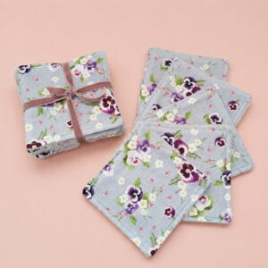 Lot de 5 lingettes lavables réutilisables avec imprimé floral pensées violettes et ruban de présentation.