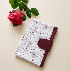 Pochette à langer nomade en coton motifs souris et tissu bordeaux avec une rose.