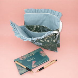 Pochette artisanale pour tablette en coton imprimé floral vert et finitions froncées bleues.