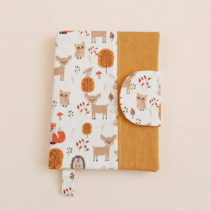 Protège carnet de santé en coton bio motifs animaux de la forêt et tissu uni jaune moutarde fermé