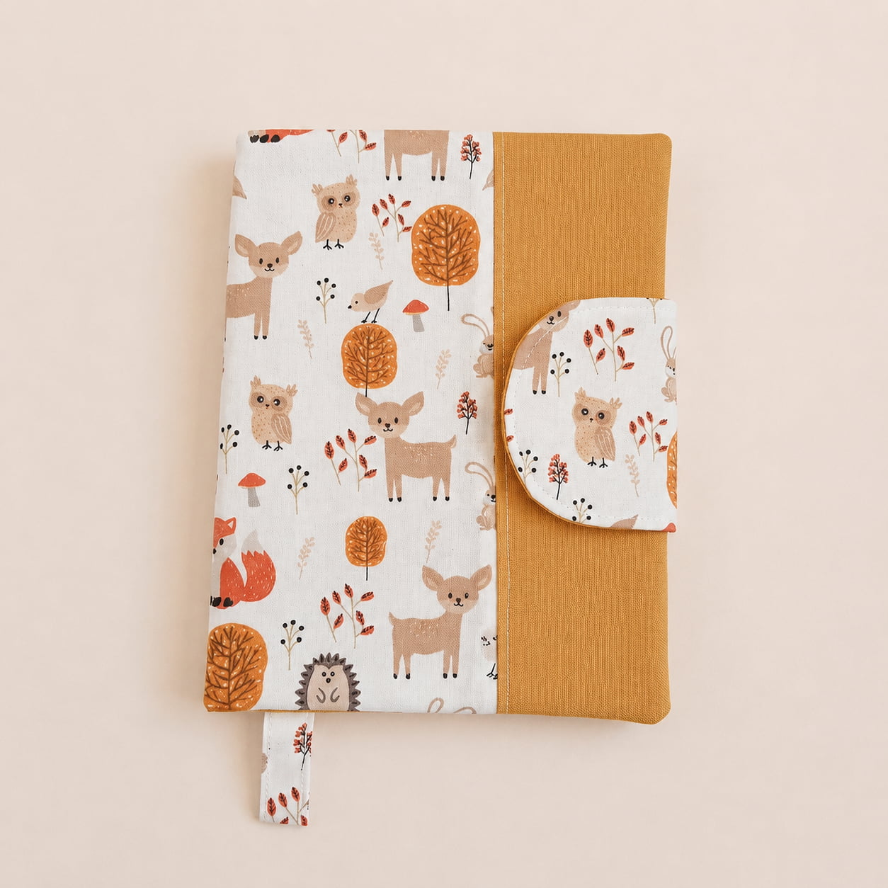 Protège carnet de santé en coton bio motifs animaux de la forêt et tissu uni jaune moutarde fermé