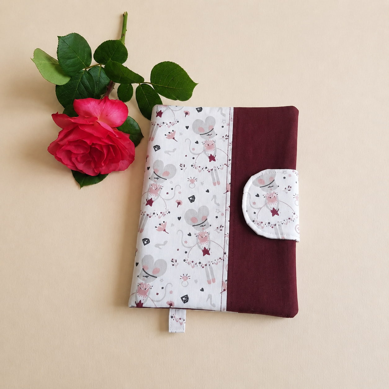 Protège carnet de santé artisanal en coton motif souris danseuses et tissu bordeaux avec une rose.