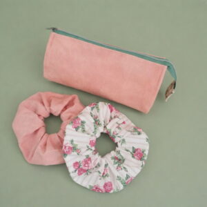 Trousse de toilette artisanale en coton rose avec deux chouchous assortis motif roses d'antan sur fond vert pastel.