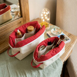 Intérieur de trousses de toilette ouvertes montrant les poches de rangement remplies de produits de beauté et pinceaux.