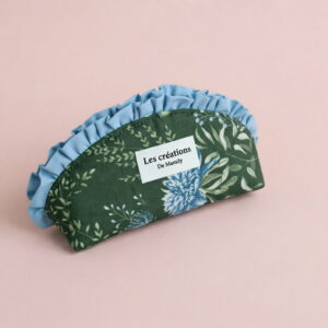 Trousse en tissu artisanal vert forêt avec motif floral et volant bleu ciel,