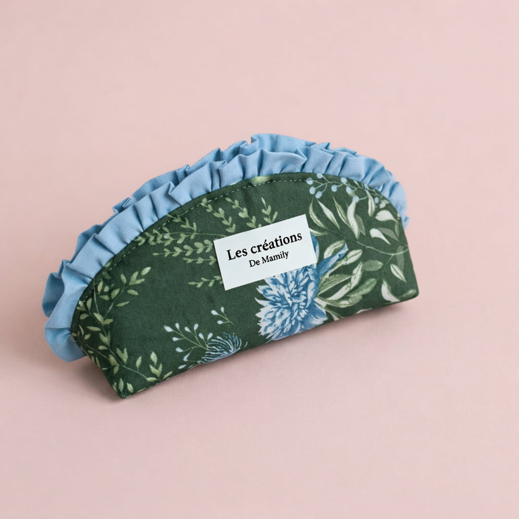 Trousse en tissu artisanal vert forêt avec motif floral et volant bleu ciel,
