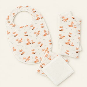 Kit de naissance bébé "Petit Goupil" avec bavoir, deux lingettes et une débarbouillette en double gaze et éponge bambou aux doux motifs de renards , doublés d'éponge bambou
