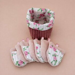Panier en velours côtelé rose poudré avec 7 lingettes gants démaquillantes en coton fleuri et éponge bambou
