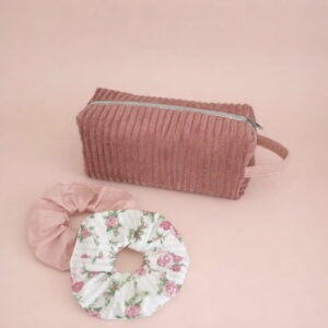 Trousse de toilette en velours rose poudré à grosses côtes avec deux chouchous assortis